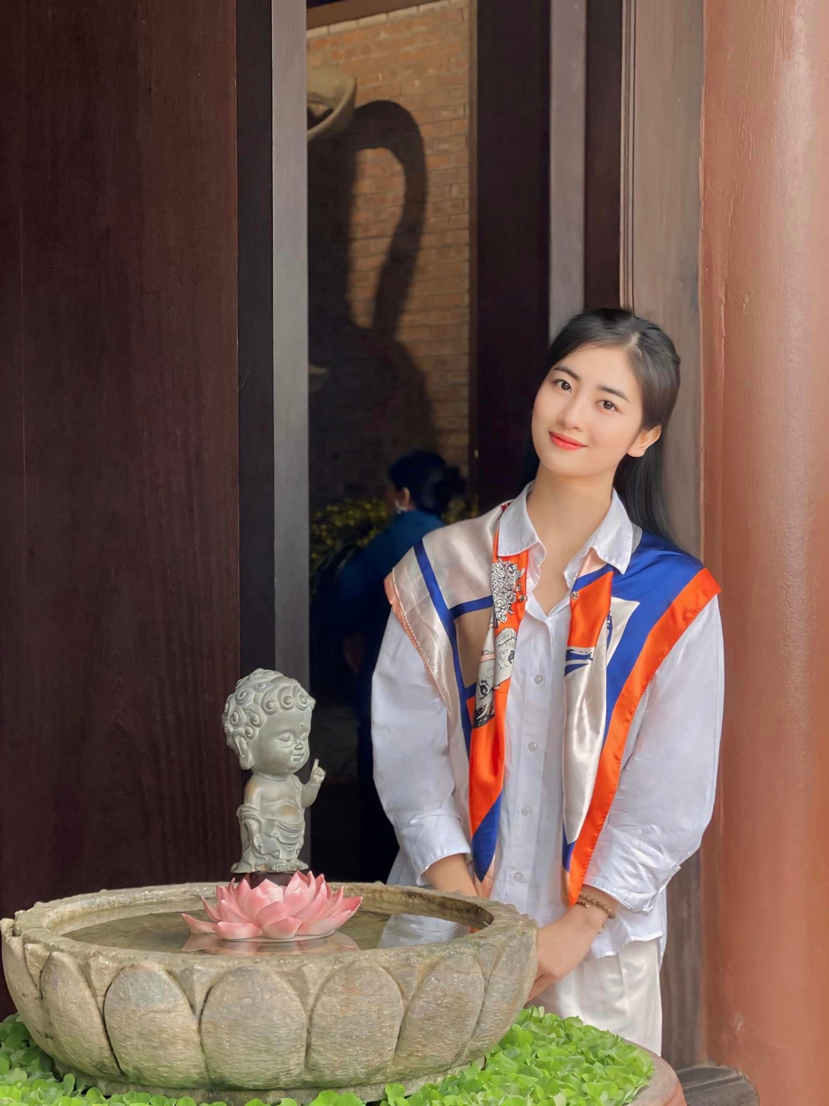 Linh Chi sau đó tham gia lớp đào tạo diễn viên. Bộ phim giờ vàng VTV đầu tiên cô được thử sức chính là "Làng trong phố" với vai diễn Thoan.