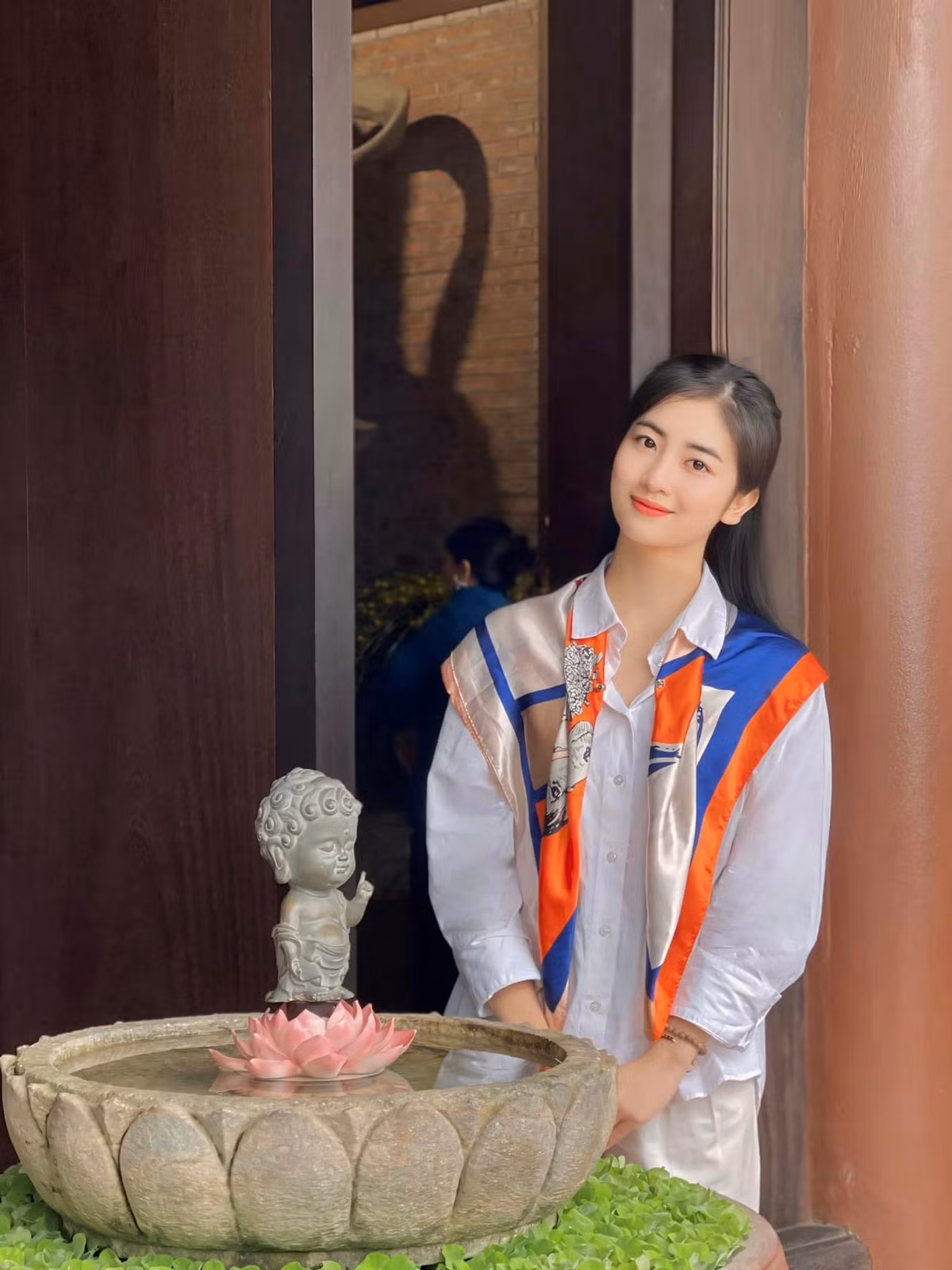 Linh Chi sau đó tham gia lớp đào tạo diễn viên. Bộ phim giờ vàng VTV đầu tiên cô được thử sức chính là "Làng trong phố" với vai diễn Thoan.