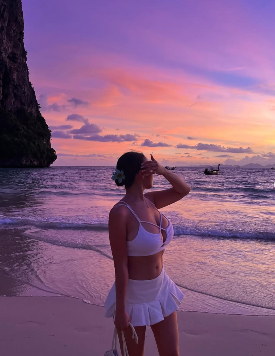 Với chiều cao lý tưởng và tỷ lệ cơ thể cân đối, Lee Yoo Min tự tin diện những bộ trang phục bó sát, khoe trọn vẹn đường cong quyến rũ.