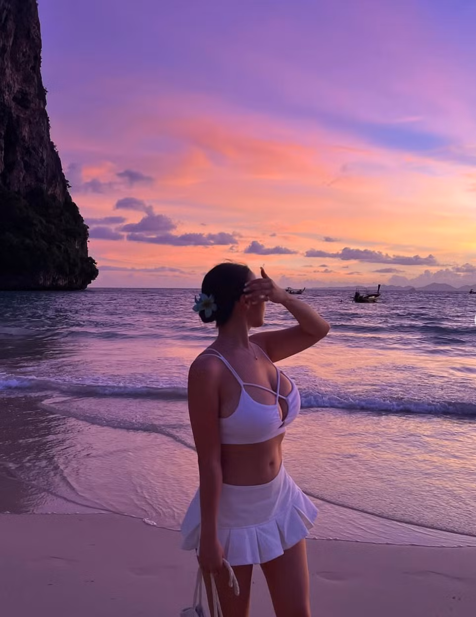 Với chiều cao lý tưởng và tỷ lệ cơ thể cân đối, Lee Yoo Min tự tin diện những bộ trang phục bó sát, khoe trọn vẹn đường cong quyến rũ.