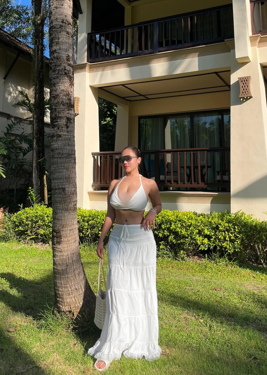 Sở hữu thân hình đầy đặn với cân nặng lên đến 120 kg, cô nàng này đã khiến nhiều người ngạc nhiên khi sở hữu những đường cong hoàn hảo, vòng nào ra vòng nấy.