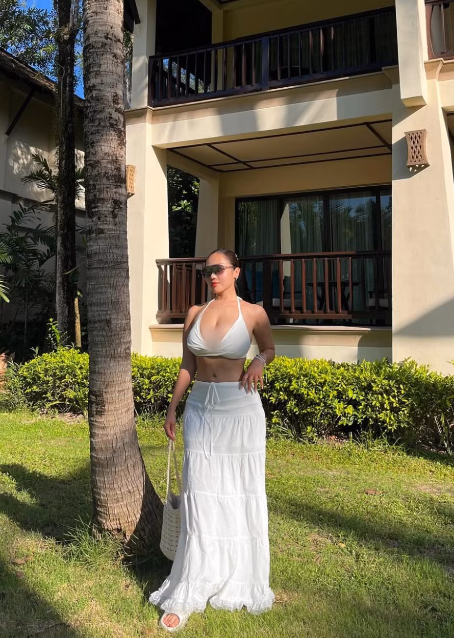 Sở hữu thân hình đầy đặn với cân nặng lên đến 120 kg, cô nàng này đã khiến nhiều người ngạc nhiên khi sở hữu những đường cong hoàn hảo, vòng nào ra vòng nấy.