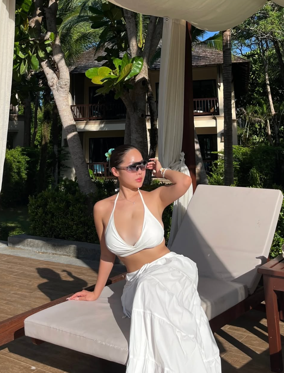 Áo khoét ngực sâu, bikini bé xíu hay những bộ váy ôm sát cơ thể trở thành nét riêng trong phong cách thời trang của cô.