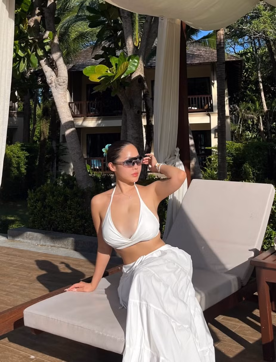 Áo khoét ngực sâu, bikini bé xíu hay những bộ váy ôm sát cơ thể trở thành nét riêng trong phong cách thời trang của cô.