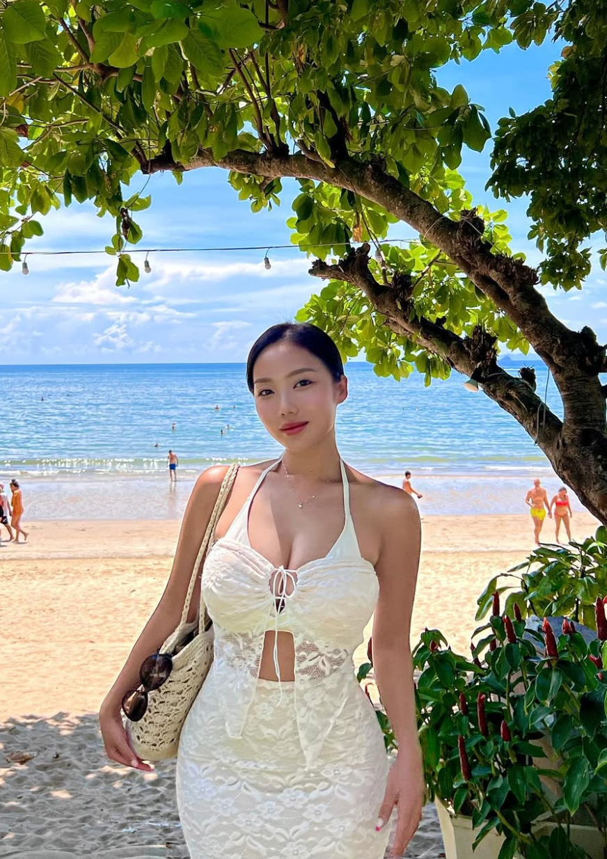 Đường cong hình thể mềm mại được Yoo Min khoe khéo trong nhiều bức hình đăng tải lên trang cá nhân.