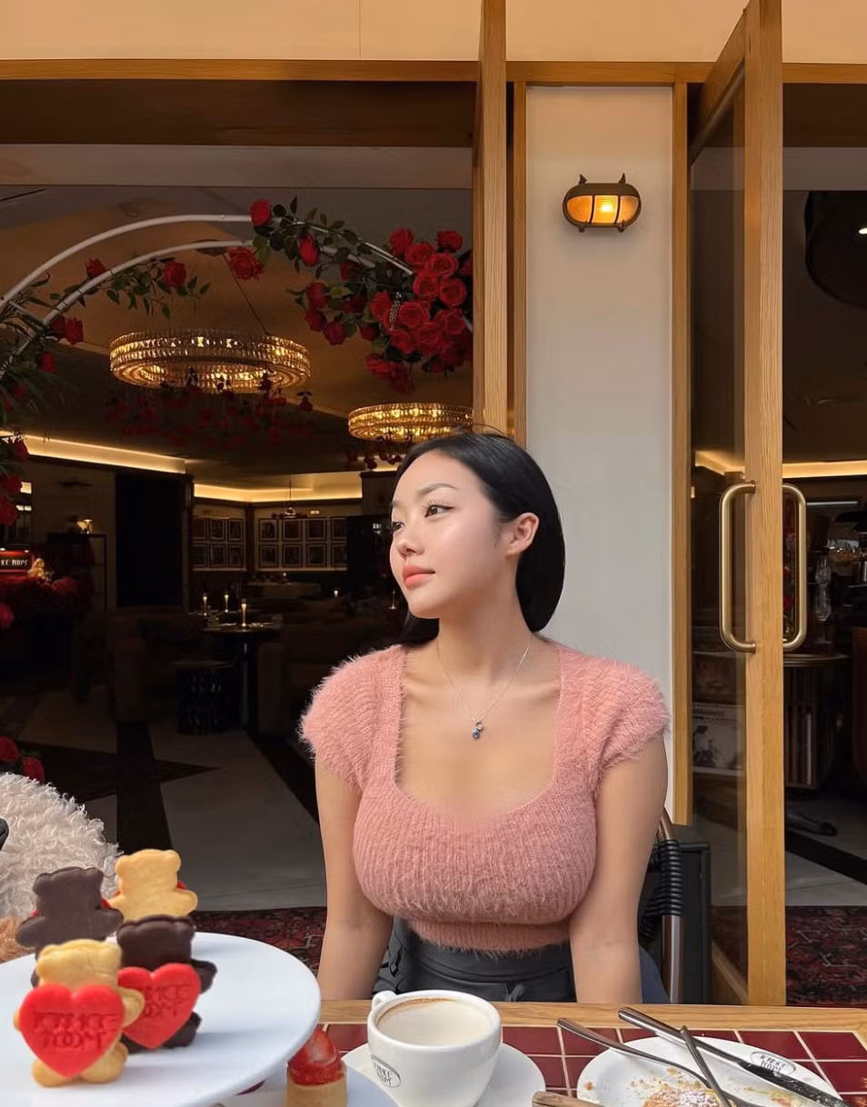 Cô không ngại thể hiện cá tính riêng, phá vỡ những quy chuẩn về vẻ đẹp truyền thống.