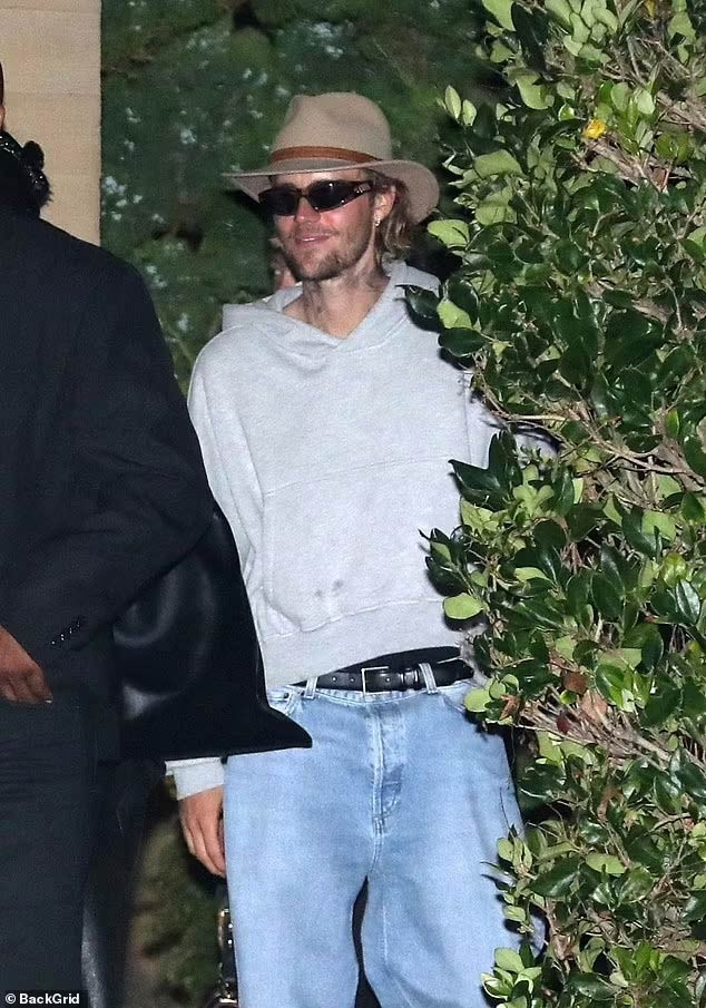 Vài ngày trước, khi cùng vợ đi ăn tối tại Los Angeles, Justin Bieber khiến fan lo lắng vì trông anh khá gầy gò. (Ảnh: Backgrid)