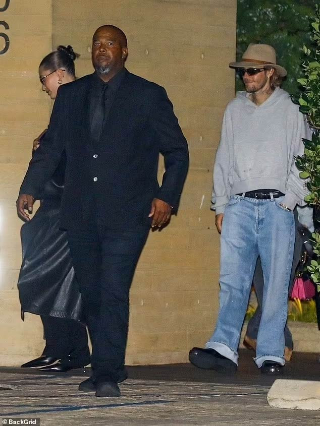 Mặc dù vẻ ngoài gầy hơn so với trước nhưng nhìn Justin vẫn rất vui vẻ bên vợ khi đi ăn tối. (Ảnh: Backgrid)