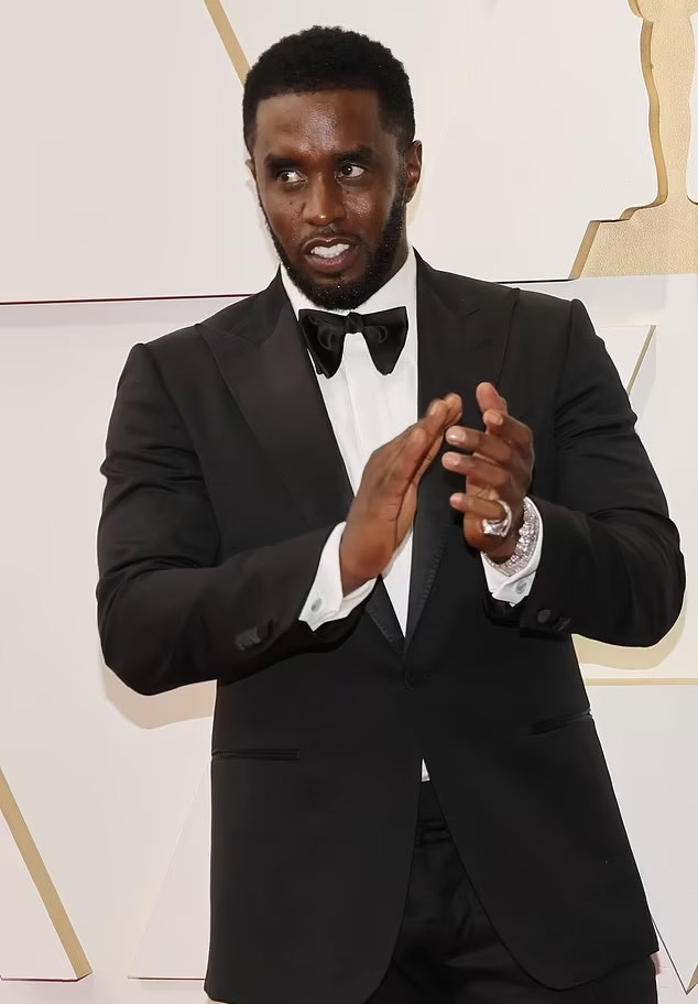 Diddy đã bị bắt và bị buộc tội vào tuần trước vì tội buôn bán tình dục, tống tiền và vận chuyển để tham gia vào hoạt động mại dâm. Bản cáo trạng nêu chi tiết các cáo buộc có từ năm 2008, cáo buộc nam rapper đã lạm dụng, đe dọa và ép buộc phụ nữ trong nhiều năm "để thỏa mãn ham muốn tình dục, bảo vệ danh tiếng và che giấu hành vi của mình". (Ảnh: Getty Images)