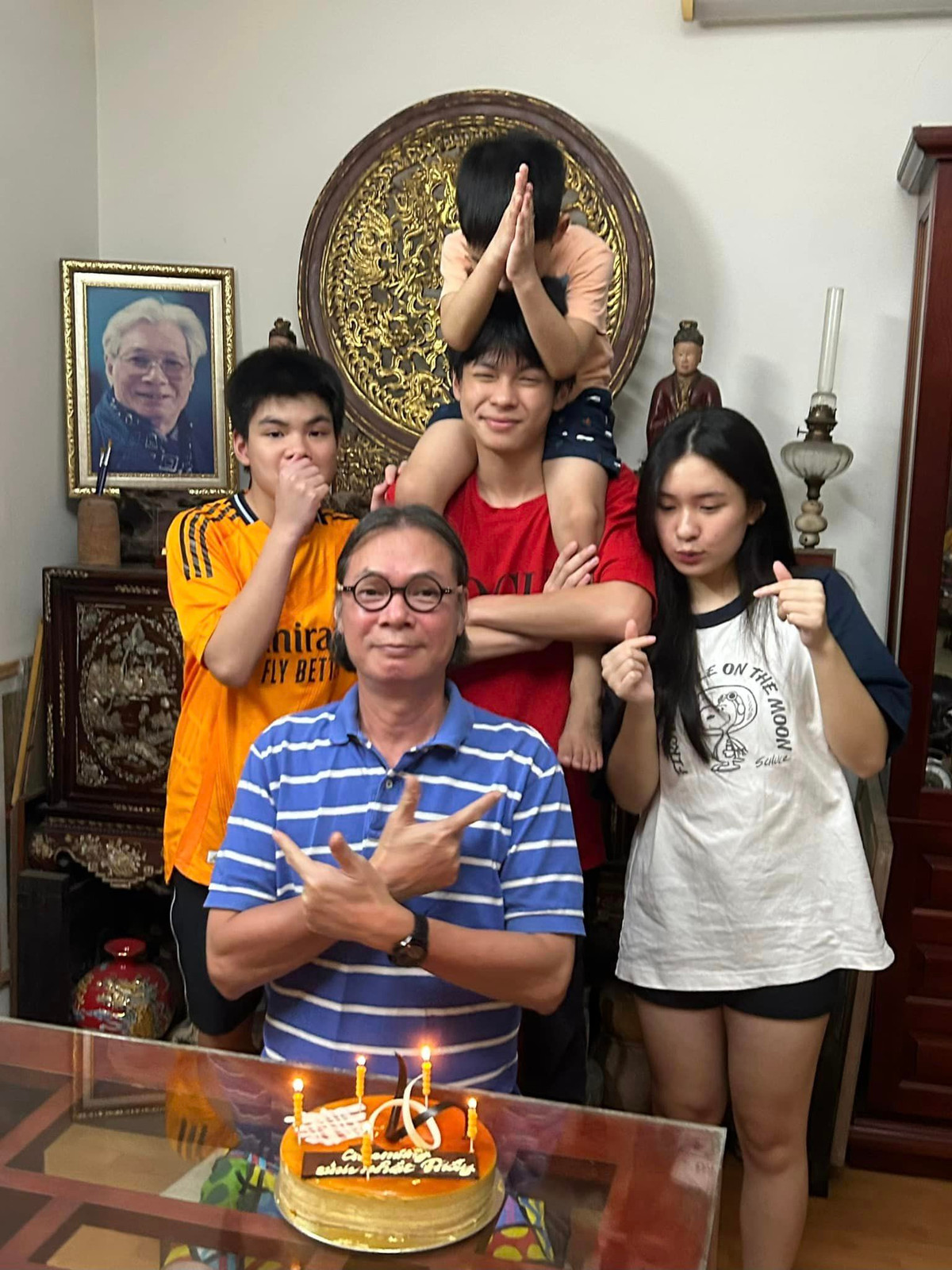 NSND Trần Lực được các con tổ chức sinh nhật. Ảnh: FB Tran Luc