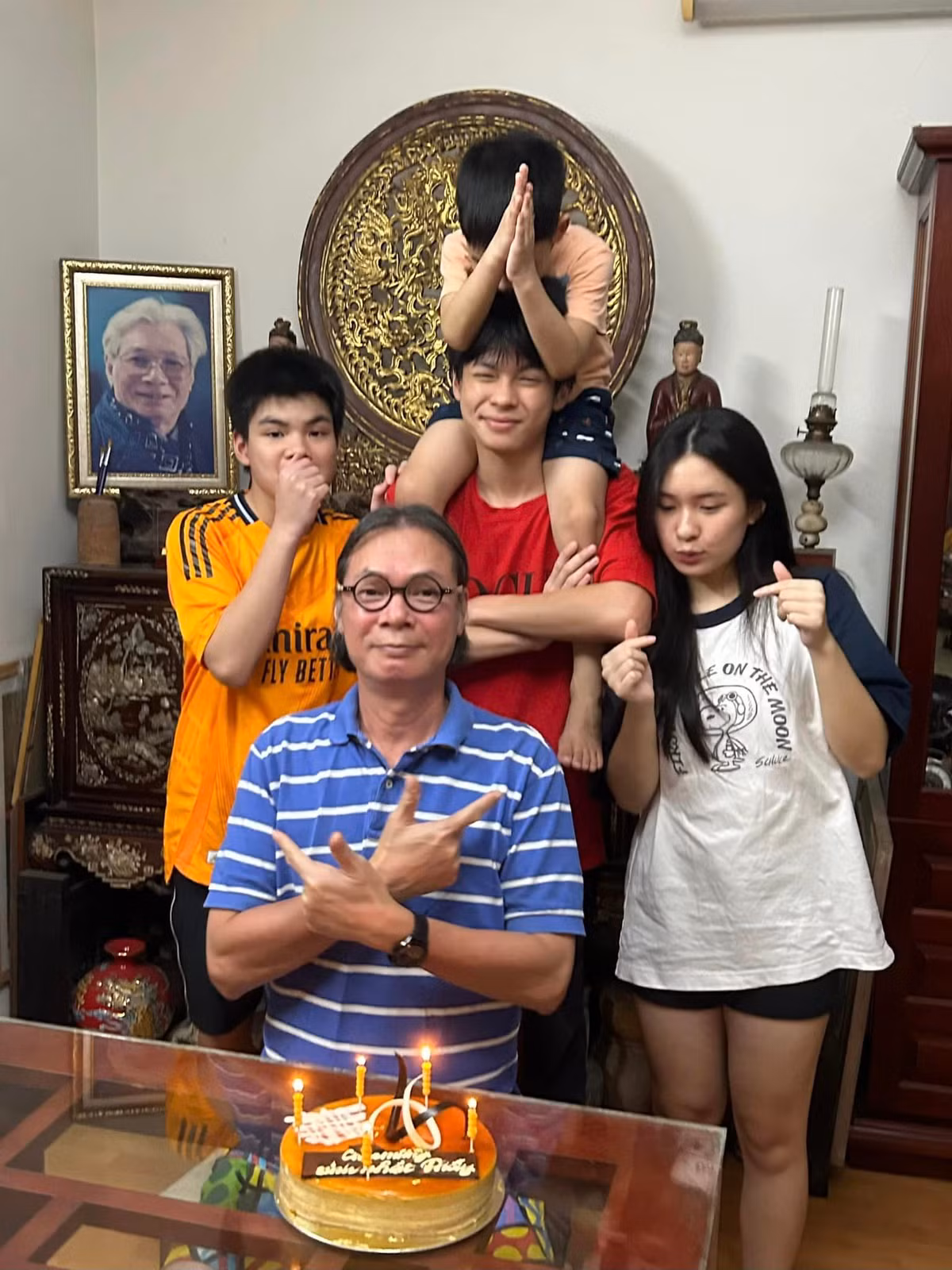 NSND Trần Lực được các con tổ chức sinh nhật. Ảnh: FB Tran Luc