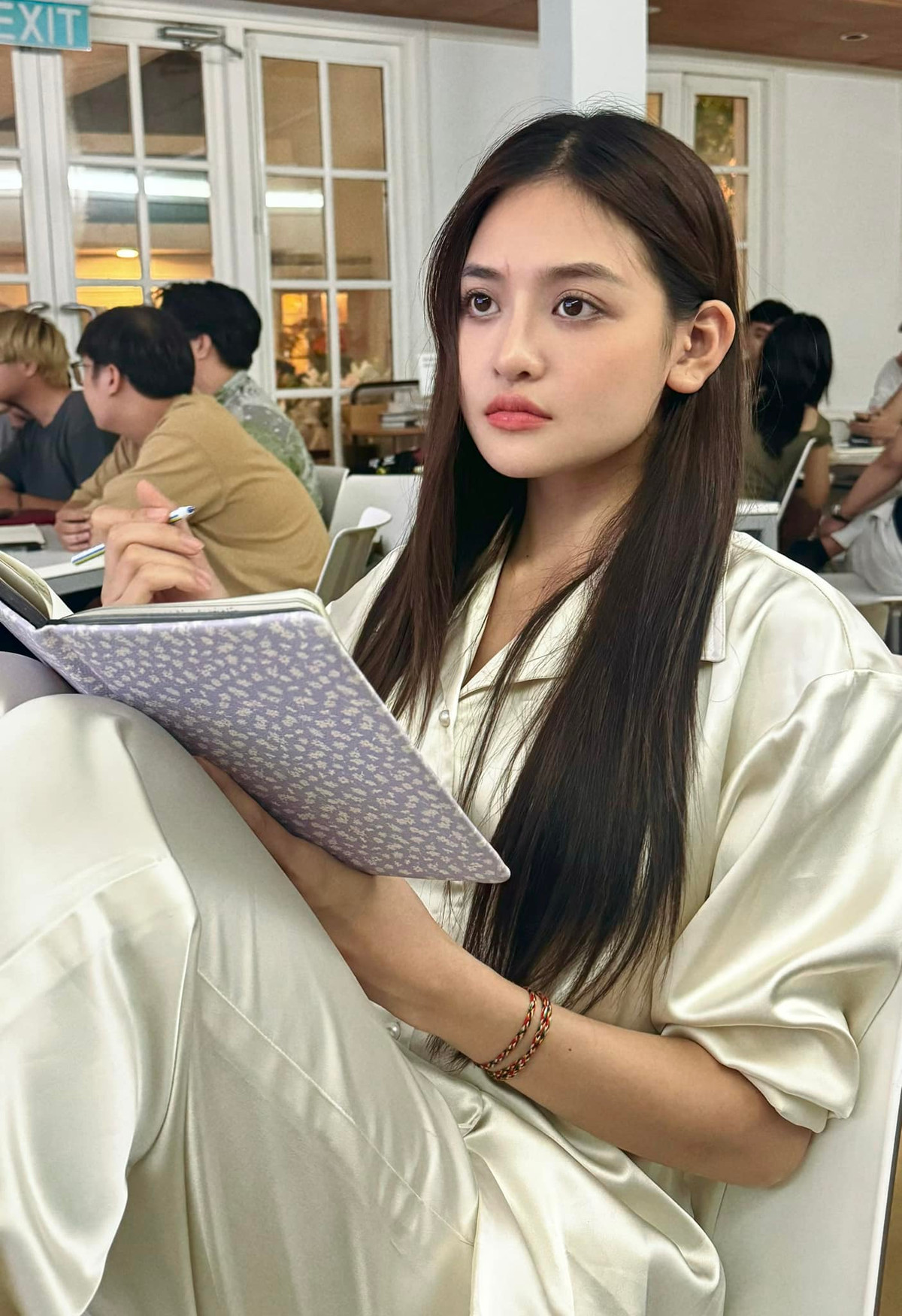 Nữ diễn viên Thuỳ Anh than vãn làm biên kịch không hề dễ dàng. Ảnh: FB Thuỳ Anh