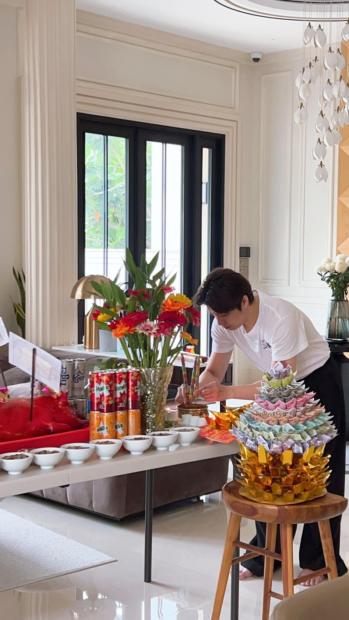 Noo Phước Thịnh cúng Tổ nghề sân khấu. Ảnh: FB Noo Phước Thịnh