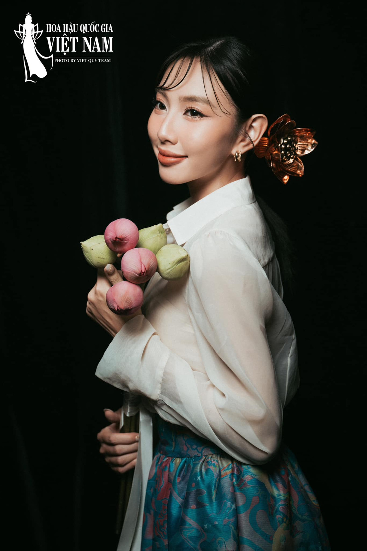 Hoa hậu Thuỳ Tiên xinh đẹp bên hoa sen. Ảnh: FB Nguyễn Thúc Thùy Tiên