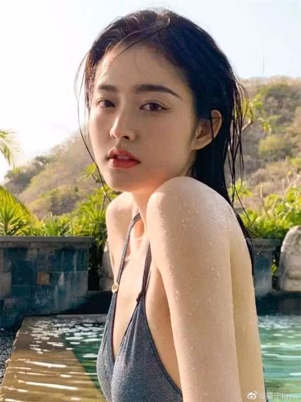 Mái tóc dài đen mượt, đôi mắt to tròn cùng làn da trắng sáng giúp cô trở nên thuần khiết và quyến rũ hơn bao giờ hết. Ảnh: IG yingning