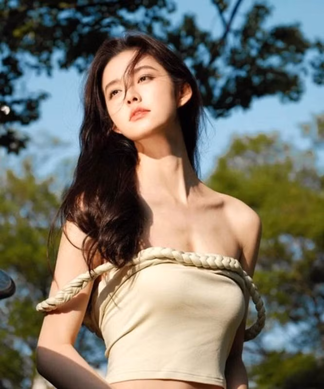 Cô thường chọn những bộ trang phục đơn giản nhưng vẫn toát lên vẻ đẹp thanh lịch và tinh tế. Ảnh: IG yingning