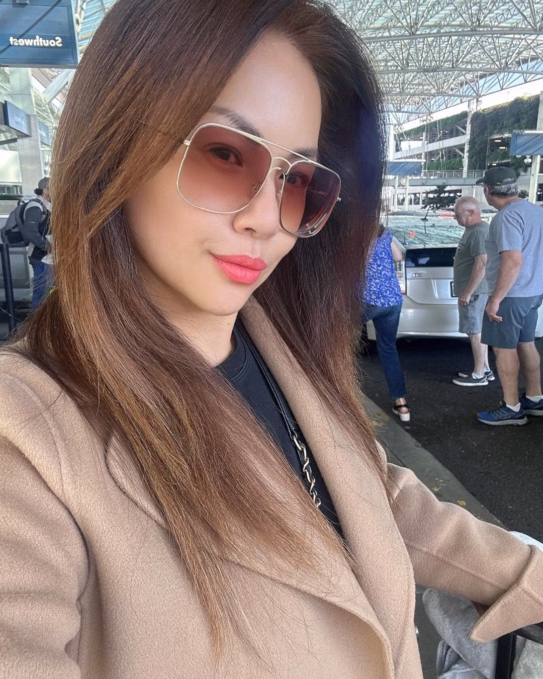 Dù bận rộn với công việc dày đặc nhưng những lúc rảnh rỗi, cặp đôi này cũng thường xuyên hâm nóng tình cảm bằng cách đi du lịch ở nhiều địa điểm nổi tiếng trên thế giới. Ảnh: FB Minh Tuyet