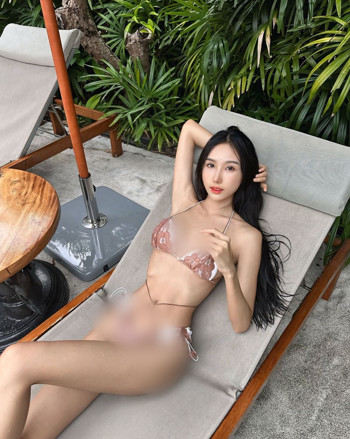 Cô nàng không ngại diện những bộ bikini cắt xẻ táo bạo, những chiếc váy ngắn bó sát hoặc những bộ đồ xuyên thấu.