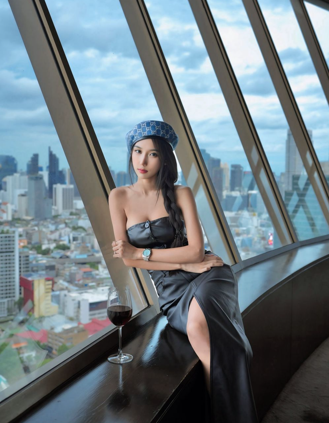 Việc thường xuyên diện bikini và ăn mặc gợi cảm đã giúp Atinuch trở thành một trong những hot girl đình đám nhất Thái Lan.