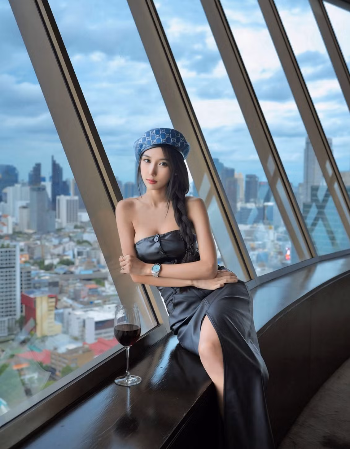 Việc thường xuyên diện bikini và ăn mặc gợi cảm đã giúp Atinuch trở thành một trong những hot girl đình đám nhất Thái Lan.