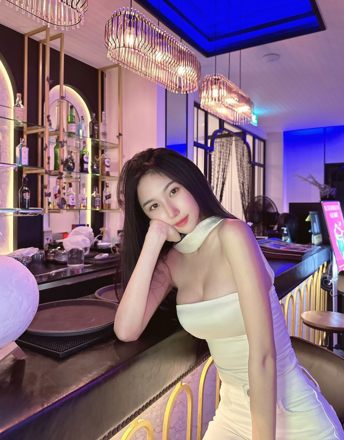 Cô nàng diện trang phục khoe dáng vóc bốc lửa của mình.