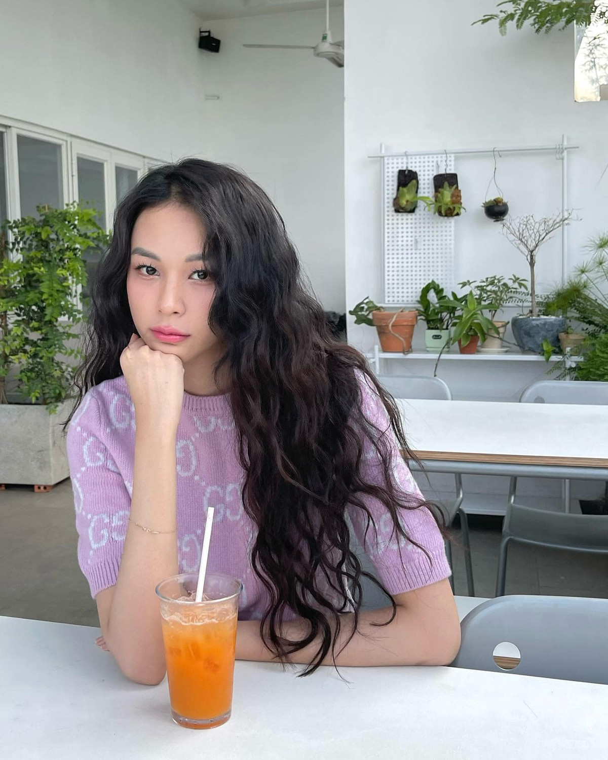 Dù cả hai không chính thức lên tiếng về mối quan hệ này nhưng khán giả đồn đoán chồng cũ Lệ Quyên đã hẹn hò Phí Phương Anh được một thời gian.