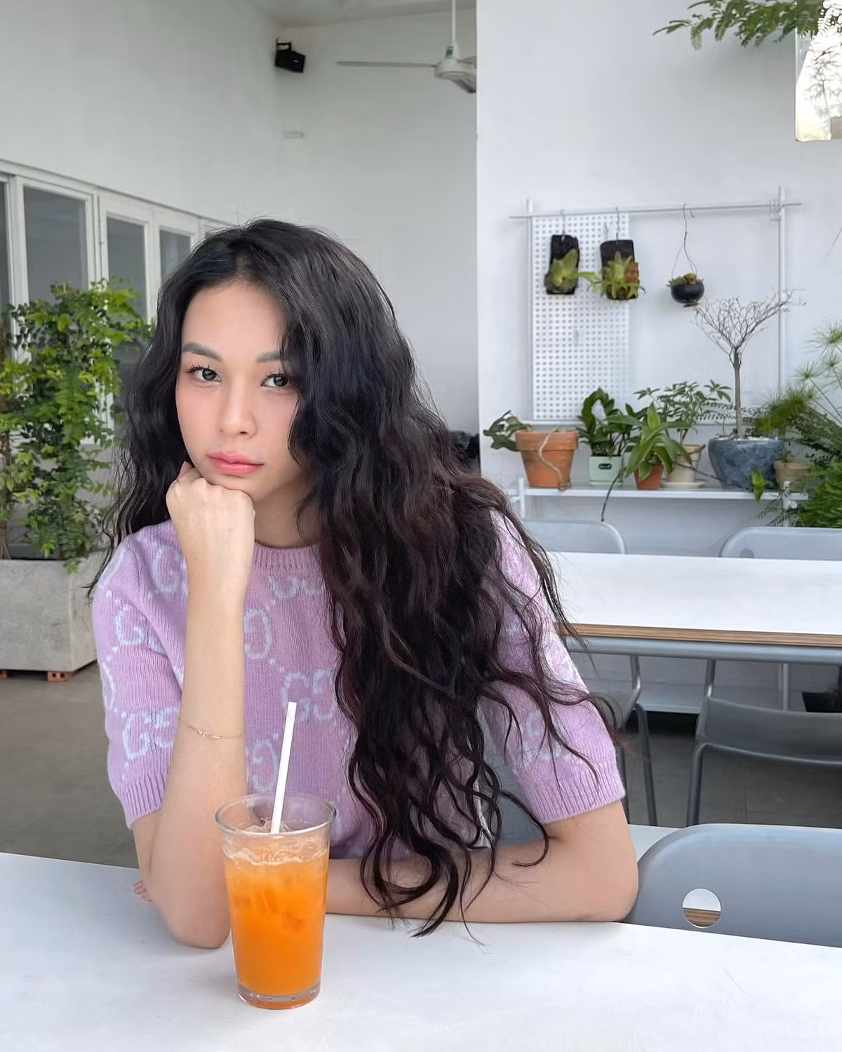 Dù cả hai không chính thức lên tiếng về mối quan hệ này nhưng khán giả đồn đoán chồng cũ Lệ Quyên đã hẹn hò Phí Phương Anh được một thời gian.