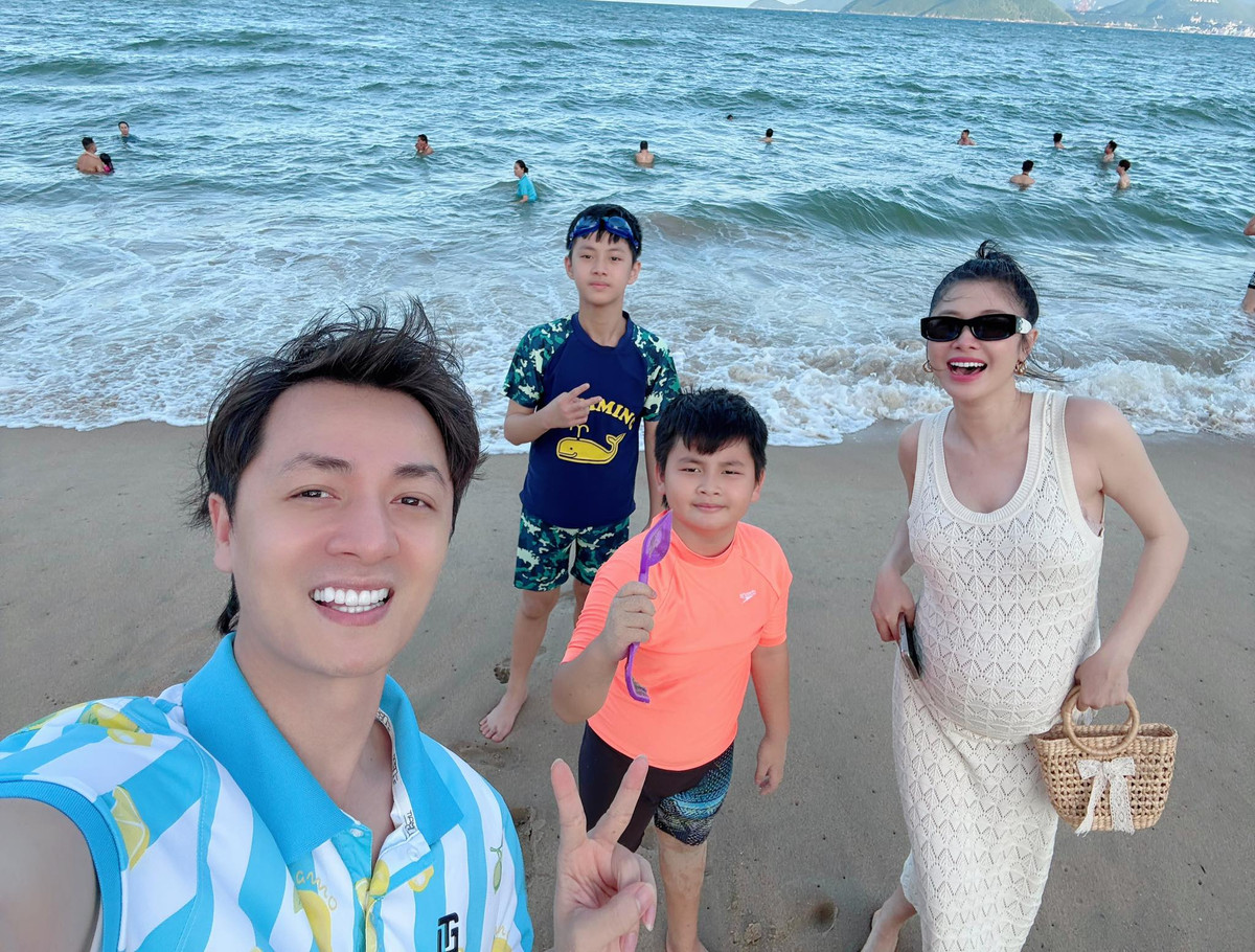 Đăng Khôi lưu giữ những bức ảnh đi biển cùng gia đình. Ảnh: FB Dang Khoi Nguyen