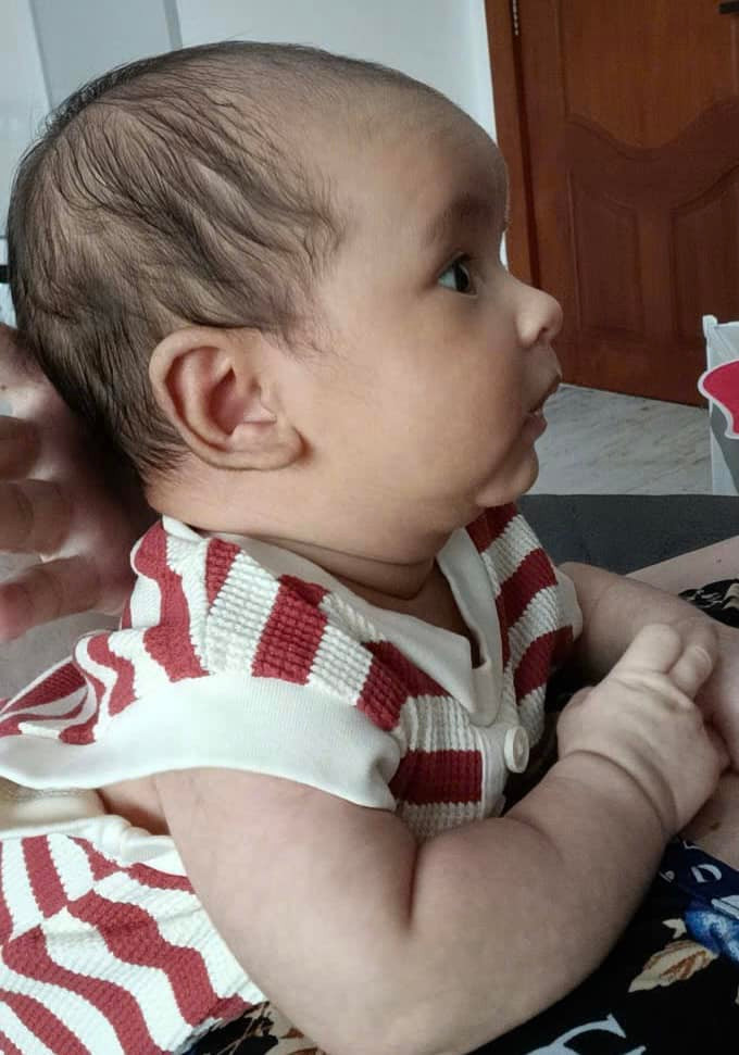 Ca sĩ Võ Hạ Trâm gọi biểu cảm gây cười của con trai là "đang ngủ giật mình nghe giá vàng giảm". Ảnh: FB Võ Hạ Trâm