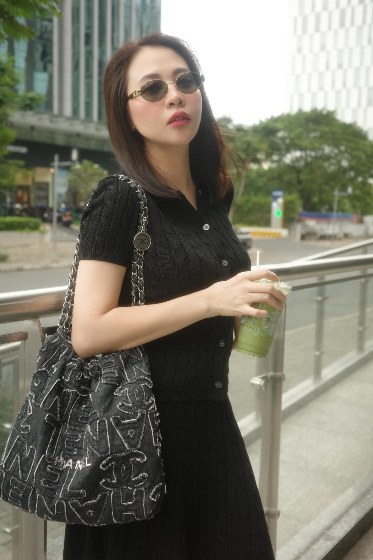 Người mẫu Đàm Thu Trang trang điểm điệu đà xuống phố. Ảnh: FB Đàm Thu Trang