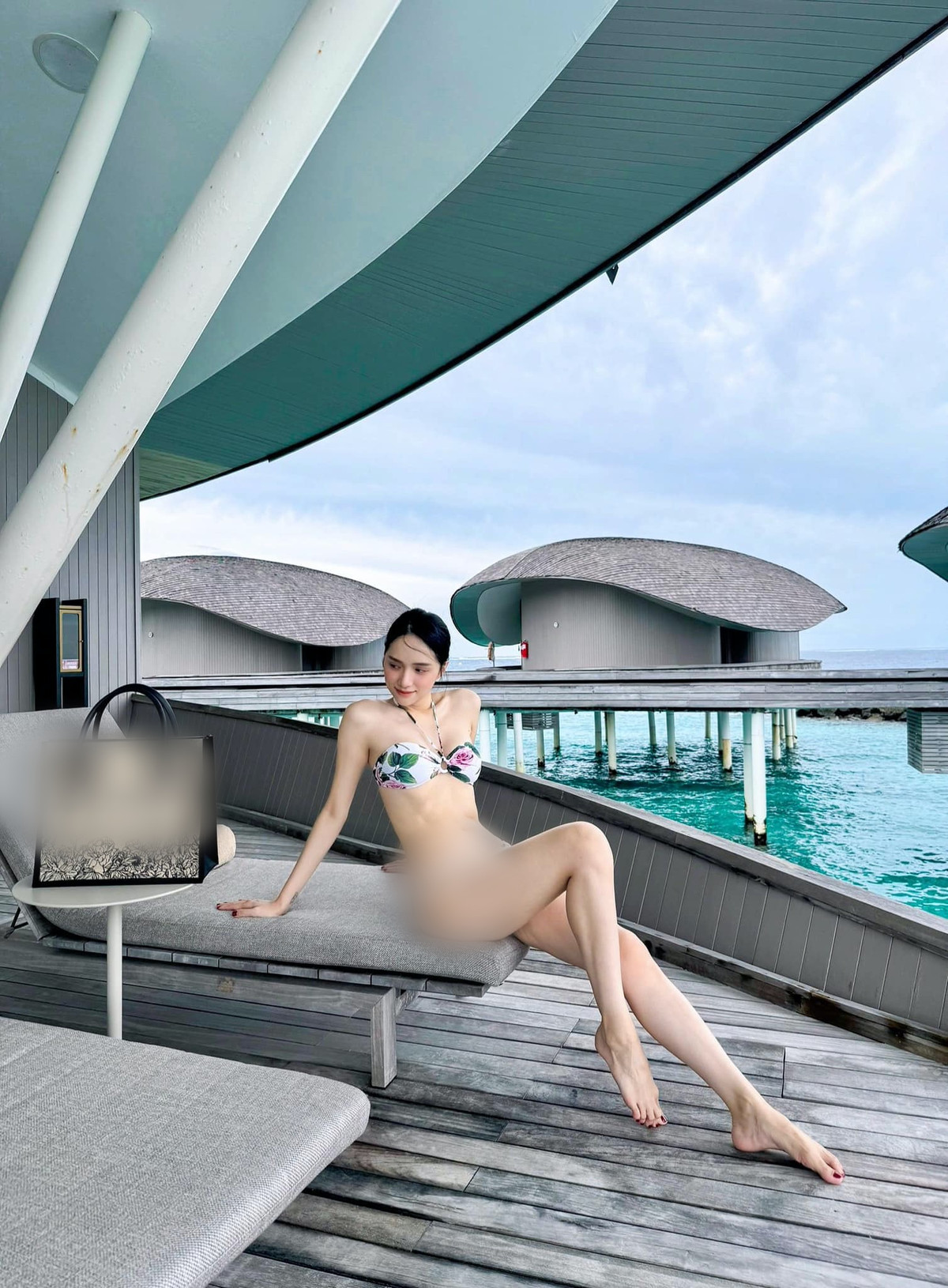 Cận cảnh vòng eo thon gọn không mỡ thừa của Hoa hậu Hương Giang khi diện bikini.
