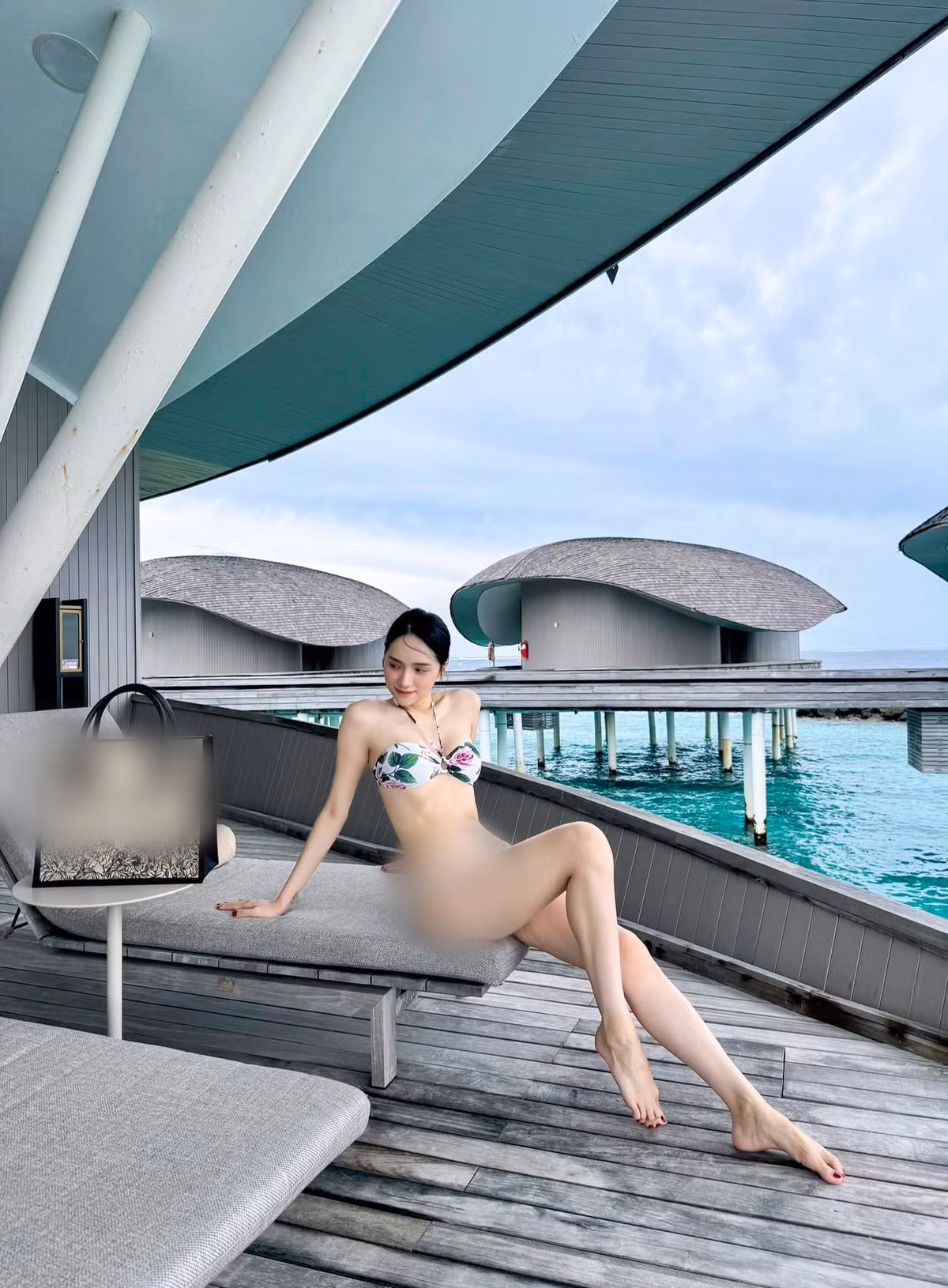 Cận cảnh vòng eo thon gọn không mỡ thừa của Hoa hậu Hương Giang khi diện bikini.