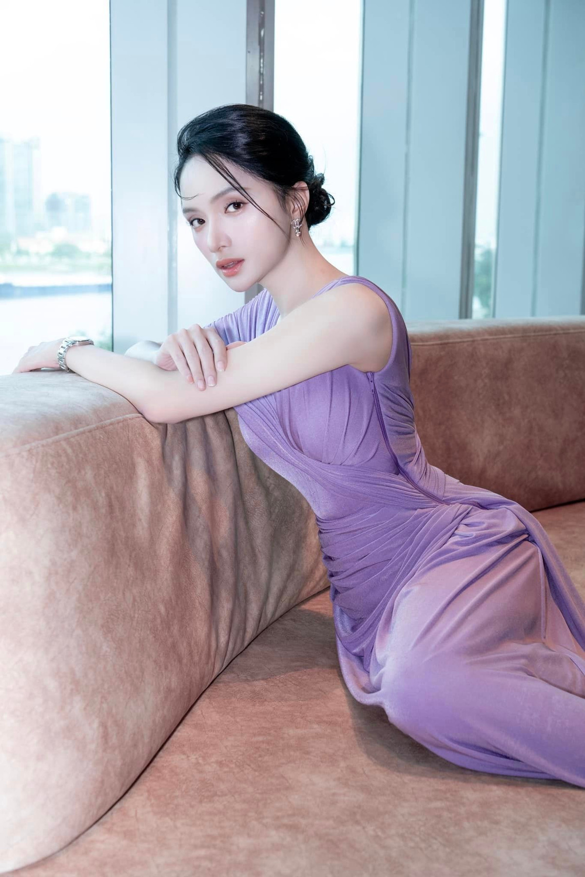Sau khi chia tay Matt Liu, Hương Giang tập trung hoạt động nghệ thuật và kín tiếng hơn trong chuyện tình cảm.