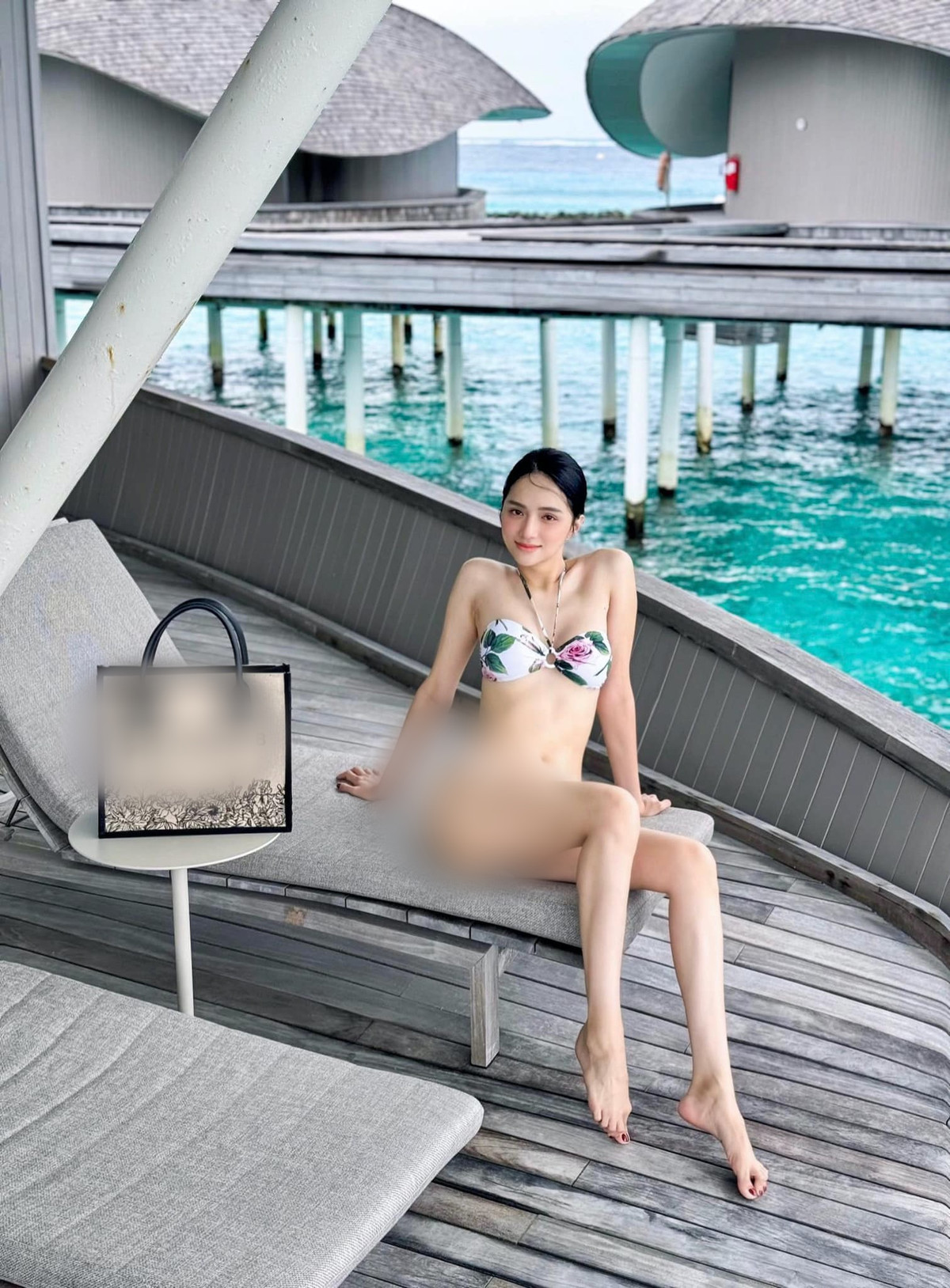 Trong bộ ảnh, Hương Giang diện trang phục áo tắm hai mảnh táo bạo, khoe trọn đường cong cơ thể nóng bỏng, quyến rũ.
