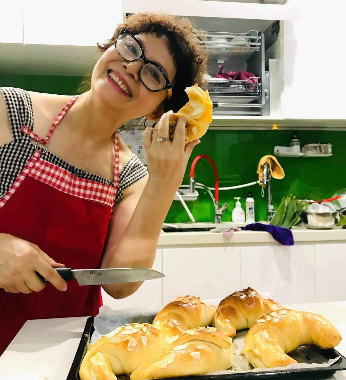 Bên cạnh đó, nữ nghệ sĩ cũng thường xuyên gặp gỡ bạn bè. Ngoài ra, bà còn đam mê du lịch và thường tự lái xe xuyên Việt để khám phá những vùng đất mới. Ảnh: Phụ nữ và Pháp Luật