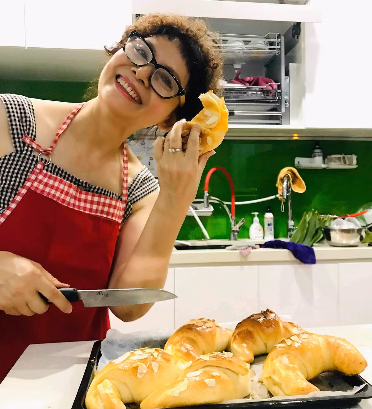 Bên cạnh đó, nữ nghệ sĩ cũng thường xuyên gặp gỡ bạn bè. Ngoài ra, bà còn đam mê du lịch và thường tự lái xe xuyên Việt để khám phá những vùng đất mới. Ảnh: Phụ nữ và Pháp Luật