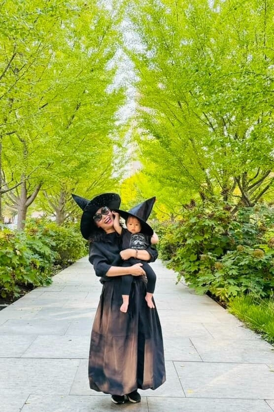 Thỉnh thoảng, nữ nghệ sĩ sang Mỹ thăm con cháu hoặc con gái của bà về Việt Nam. Ảnh: Phụ nữ và Pháp Luật