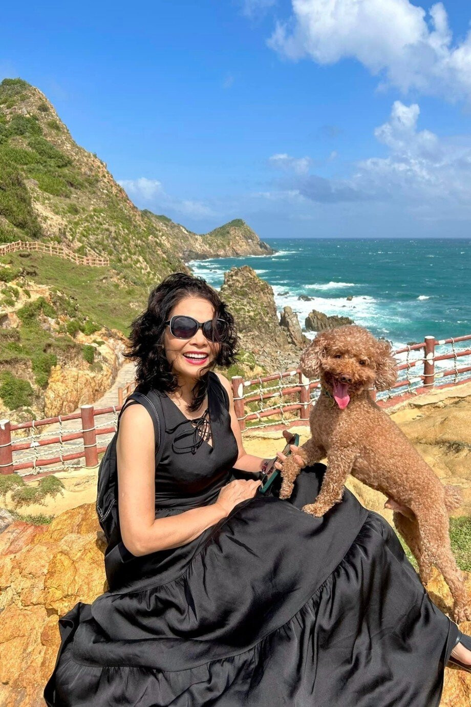 Hiện tại, ở tuổi U70, NSND Minh Châu sống một mình trong căn chung cư tại Giảng Võ, Hà Nội, cùng với chú cún poodle. Ảnh: Phụ nữ và Pháp Luật