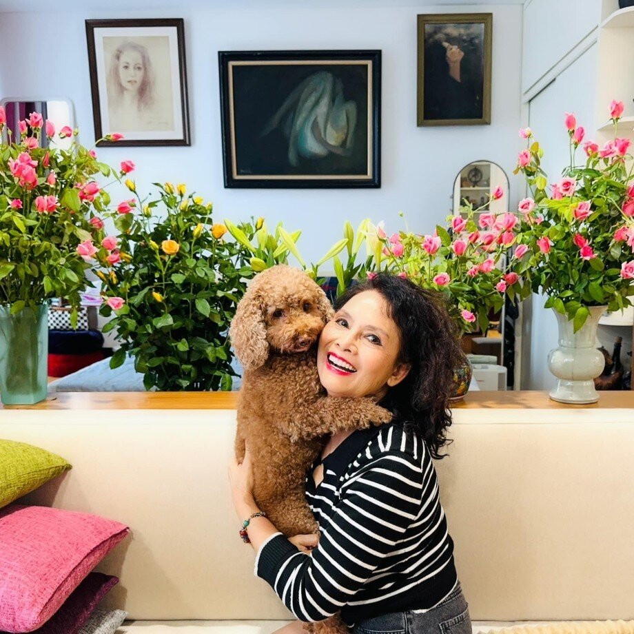 Dù đã bước qua tuổi U70, bà vẫn giữ được sức hút đặc biệt với vẻ đẹp mặn mà và thần thái tươi trẻ. Ảnh: Phụ nữ và Pháp Luật