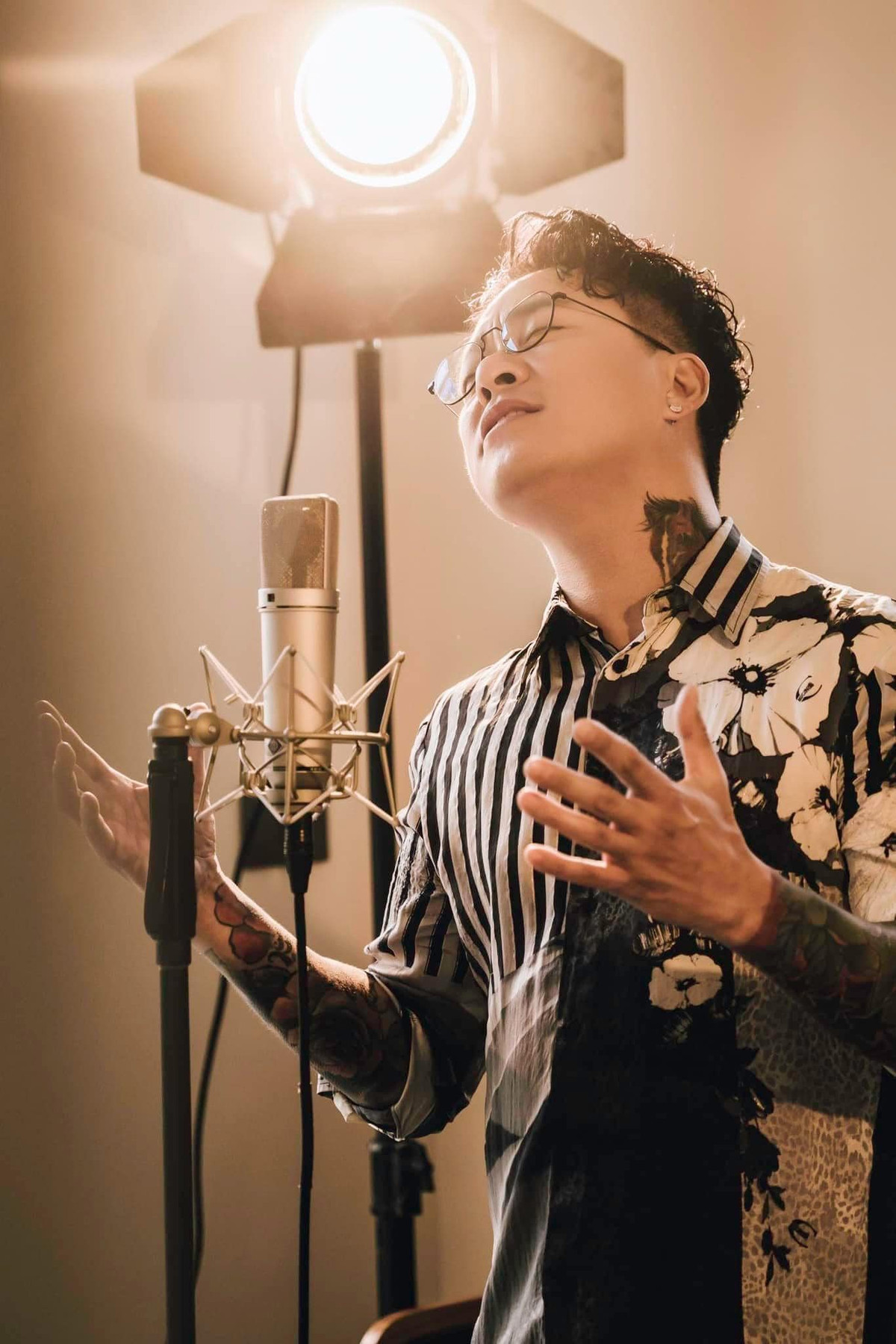 Trên trang cá nhân, Tuấn Hưng thông báo anh sẽ không sử dụng MV "Quả táo vàng" và tiến hành xóa MV này trên YouTube.