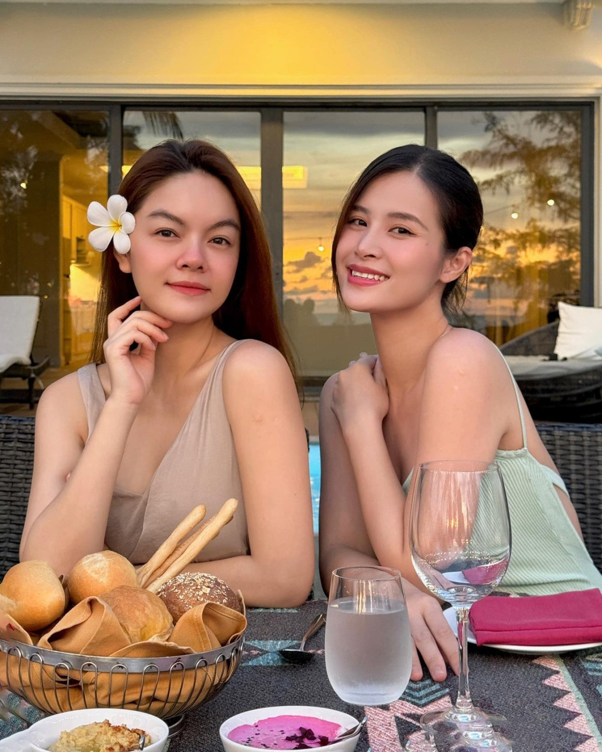 Ca sĩ Phạm Quỳnh Anh và Đông Nhi đọ sắc trong chuyến nghỉ dưỡng ở Phú Quốc.