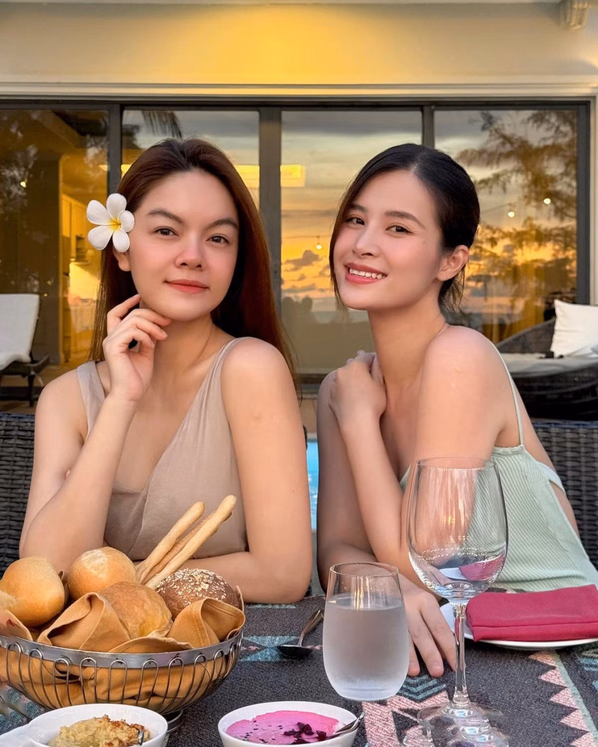 Ca sĩ Phạm Quỳnh Anh và Đông Nhi đọ sắc trong chuyến nghỉ dưỡng ở Phú Quốc.