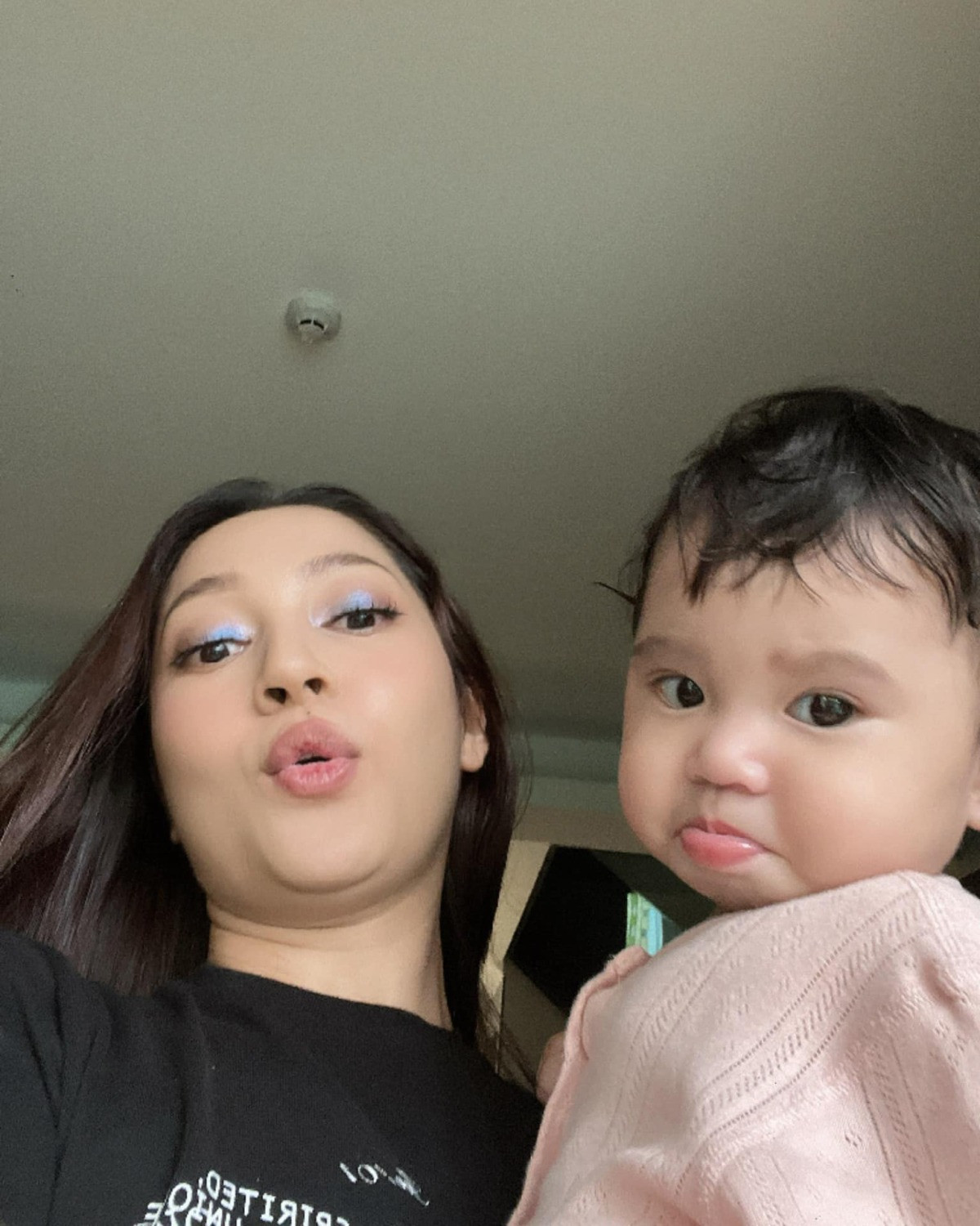 Ca sĩ Bảo Anh nhập hội "nghiện" con.