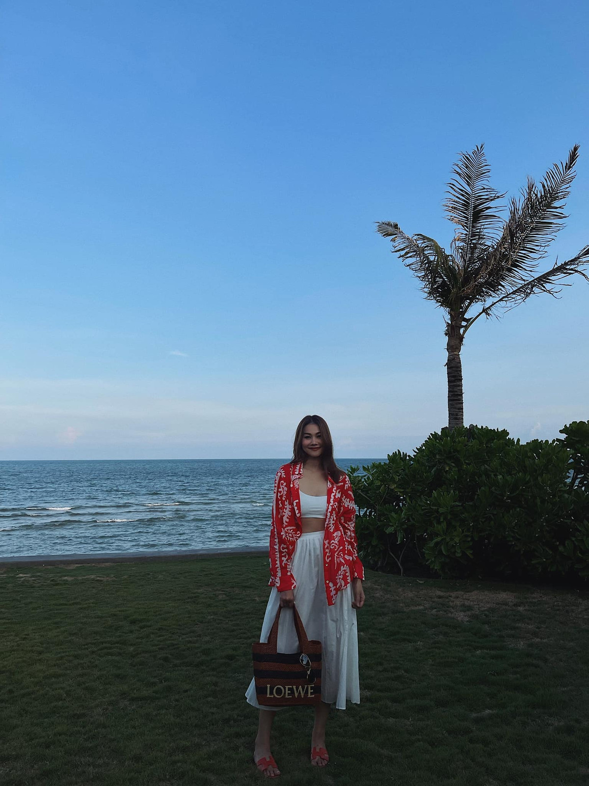 Siêu mẫu Thanh Hằng tạo dáng bên bờ biển.