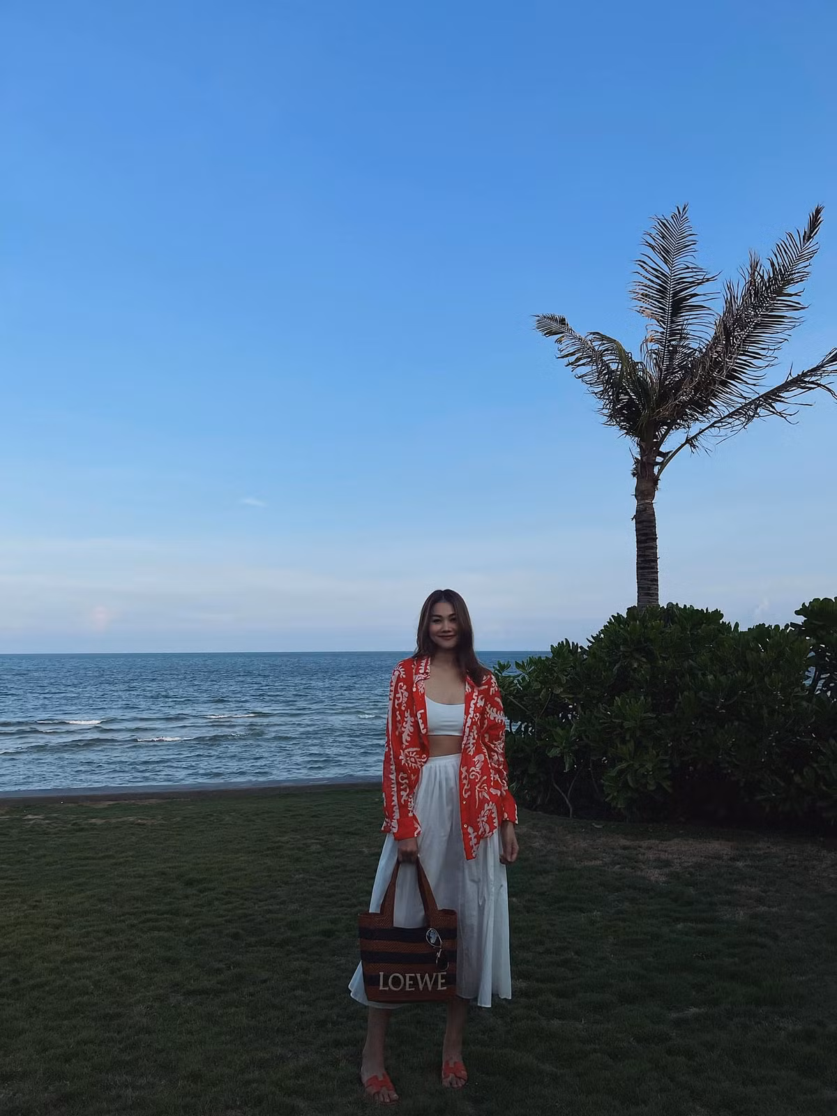 Siêu mẫu Thanh Hằng tạo dáng bên bờ biển.