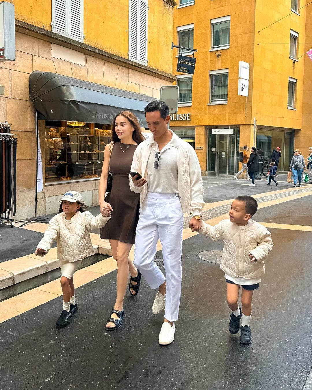Hồ Ngọc Hà khoe ảnh dạo phố ở Thụy Sĩ cùng ông xã Kim Lý và hai con Lisa - Leon.