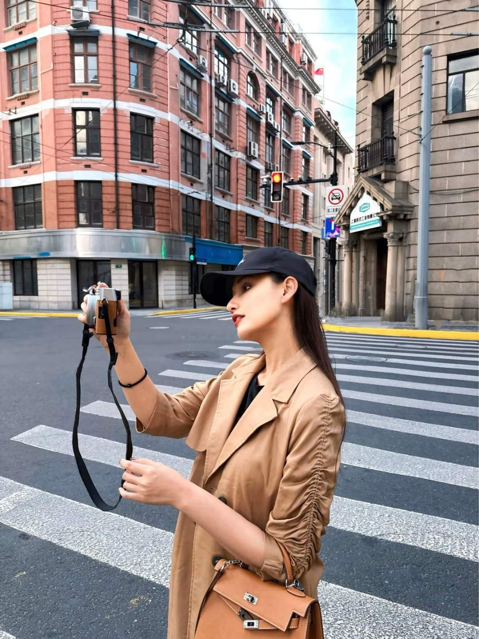 Diễn viên Lã Thanh Huyền dạo chơi Thượng Hải (Trung Quốc).