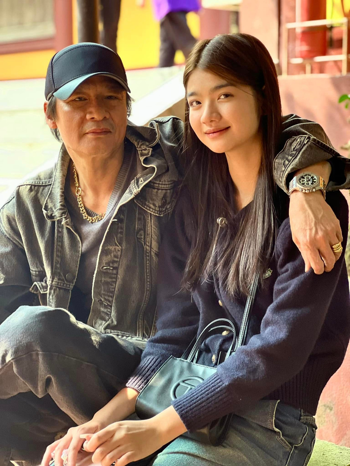 Võ Hoài Nam nhắn nhủ tới con gái: "Cùng con, một quãng đường dài. Khi thì nhẵn nhụi, lúc chông gai. Năm nay, cuối cấp rồi con nhé. Cố gắng thêm thôi, bởi... đời dài". Ảnh: FB Nam Võ Hoài