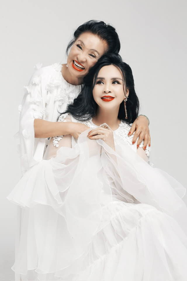 Diva Thanh Lam chụp ảnh cùng mẹ. Ảnh: FB Doan Thanh Lam