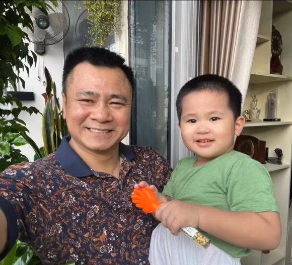 Nghệ sĩ Tự Long chúc mừng sinh nhật con: "Chàng trai của bố. Khi con đến thế giới này bừng sáng. Dòng họ trường tồn gia tộc khang ninh. Hãy mạnh mẽ như cha anh thủa trước. Như cây bách cây tùng bản lĩnh vươn cao". Ảnh: FB Tự Long